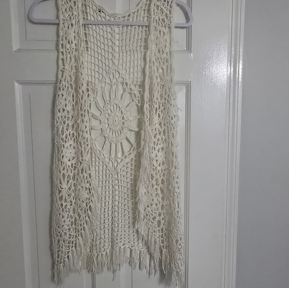 Crocheted vest with fringes size large - Picture 2 of 5